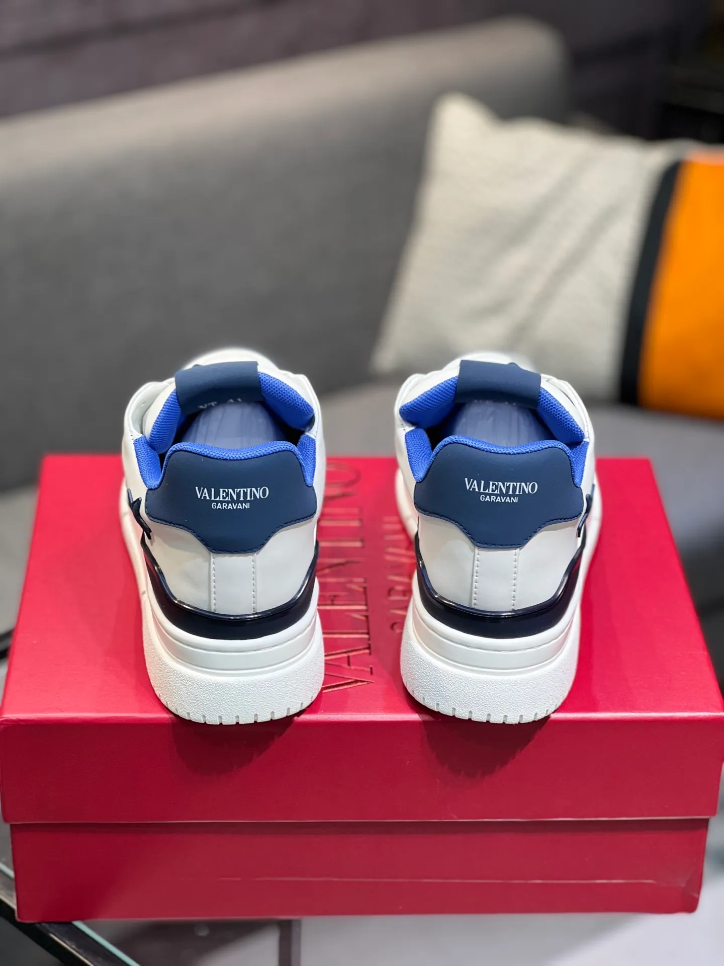 Men's Men's Shoes 💰660 Valentino 2023 early autumn new star shoes are now online! Wang Hedi and Ren Jialun have been worn by many celebrities. Who can refuse the same couple shoes as Wang Hedi! The design of Stars Stab My Heart is cool and spicy. The material of the shoes is cowhide, and every color is beautiful! Size 35-40, men’s size 39-44 (women’s 41, men’s 38, 45🉑️customized)